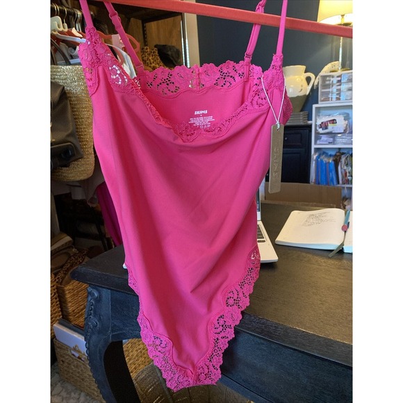 NEW SKIMS Fits Everybody Lace Cami Thong Bodysuit‎ Neon Rose Pink Sold Out MED - Picture 6 of 7